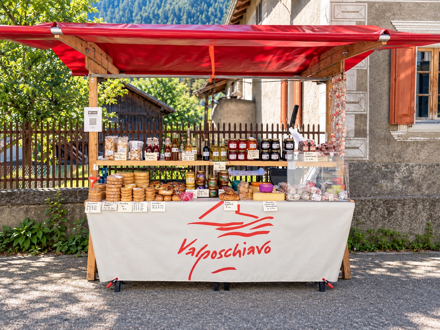 Marktstand mit Spezialitäten aus dem Val Poschiavo
